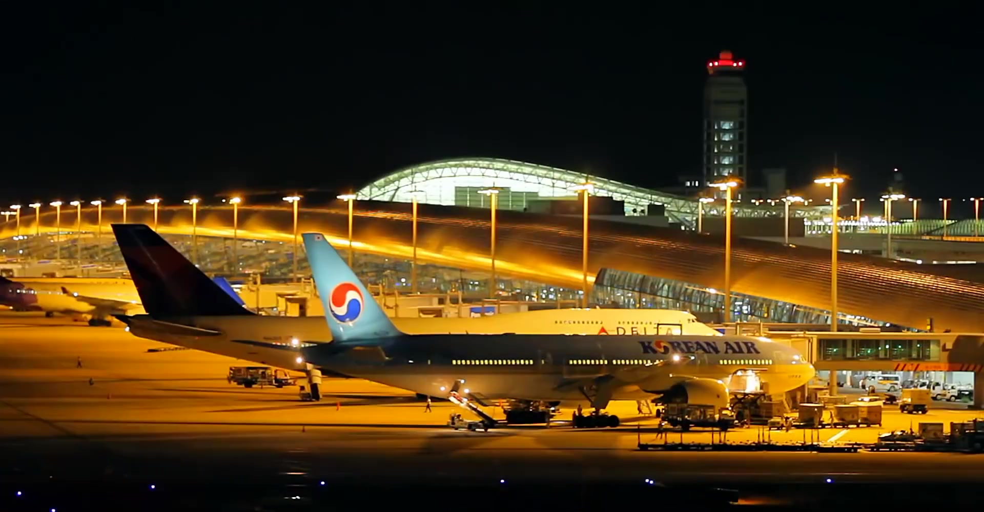 机场夜景飞机夜间降落起飞视频素材