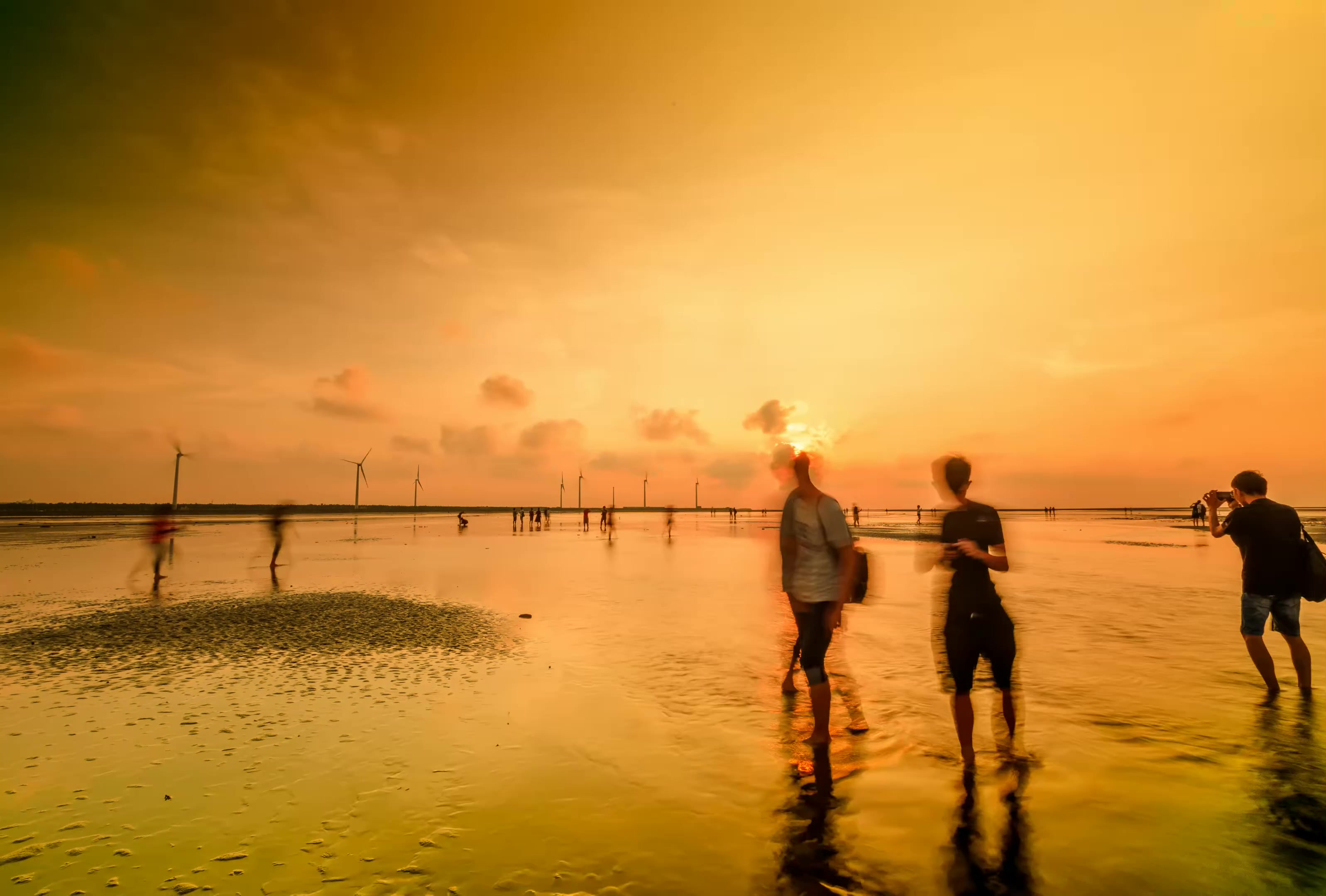 延时海边散步海边度假黄昏夕阳视频素材