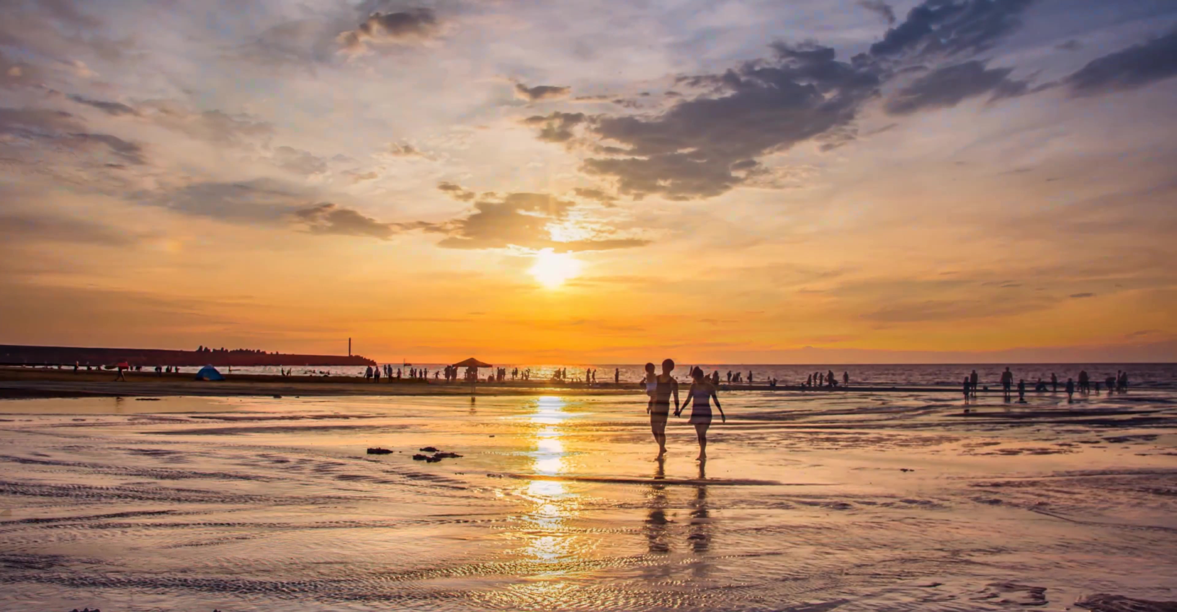 延时海边散步海边度假黄昏夕阳视频素材