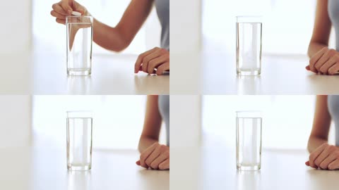 玻璃杯和水
