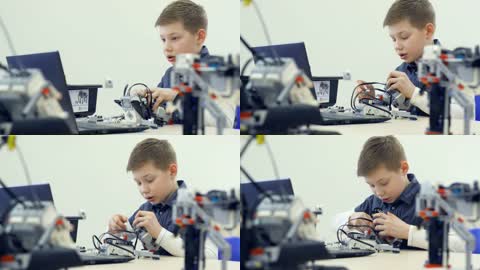 孩子在研究组装机器人