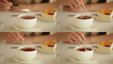 用勺子向咖啡里放糖