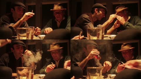 男人抽雪茄打牌