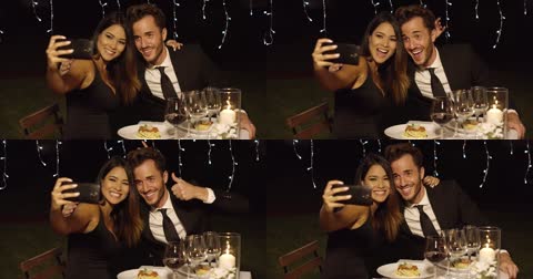 4k浪漫情侣享受晚餐微笑合照手机拍照合影记录生活高清实拍
