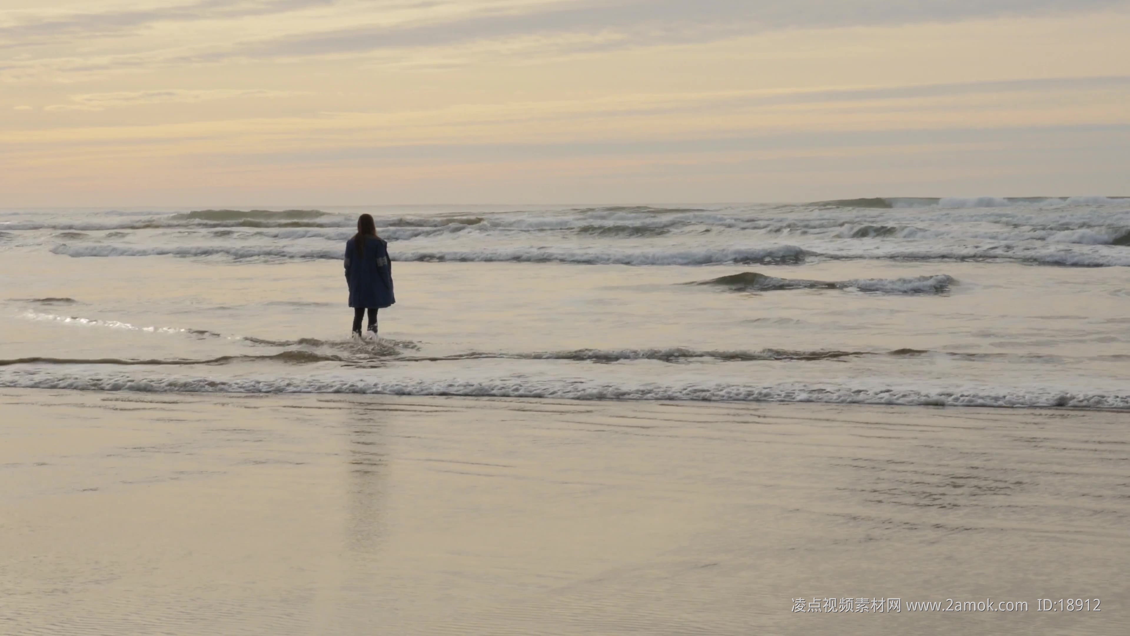 一个人悲伤坐在海边的图片 - 站长素材