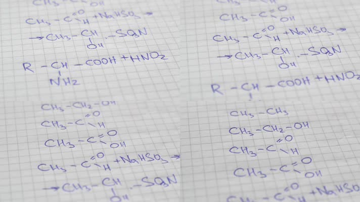 书本写着化学公式