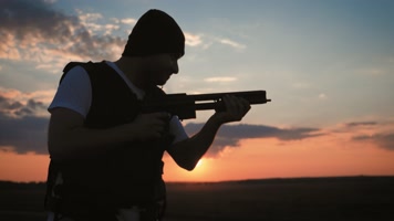 男子玩具枪背影夕阳视频素材