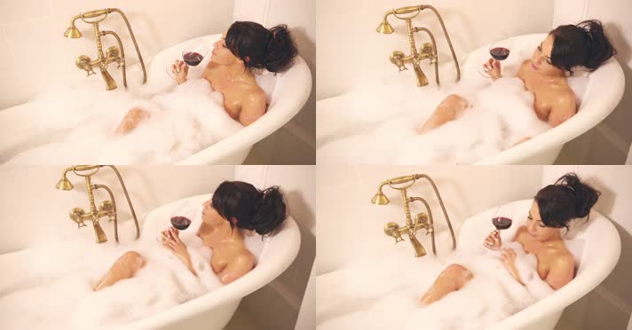 美女洗浴 浴缸 洗澡喝红酒  