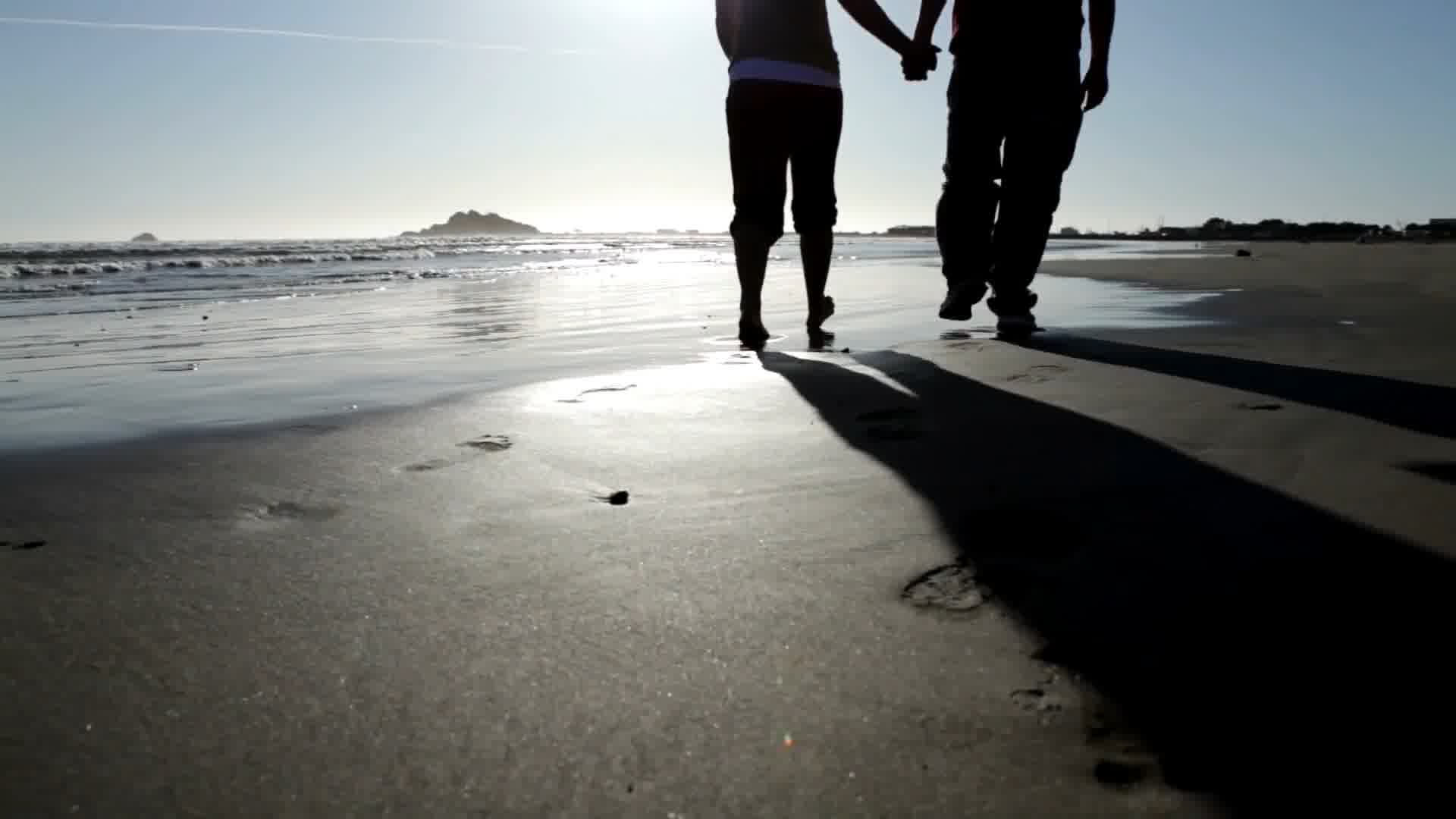 快乐的年轻情侣牵手散步-蓝牛仔影像-中国原创广告影像素材