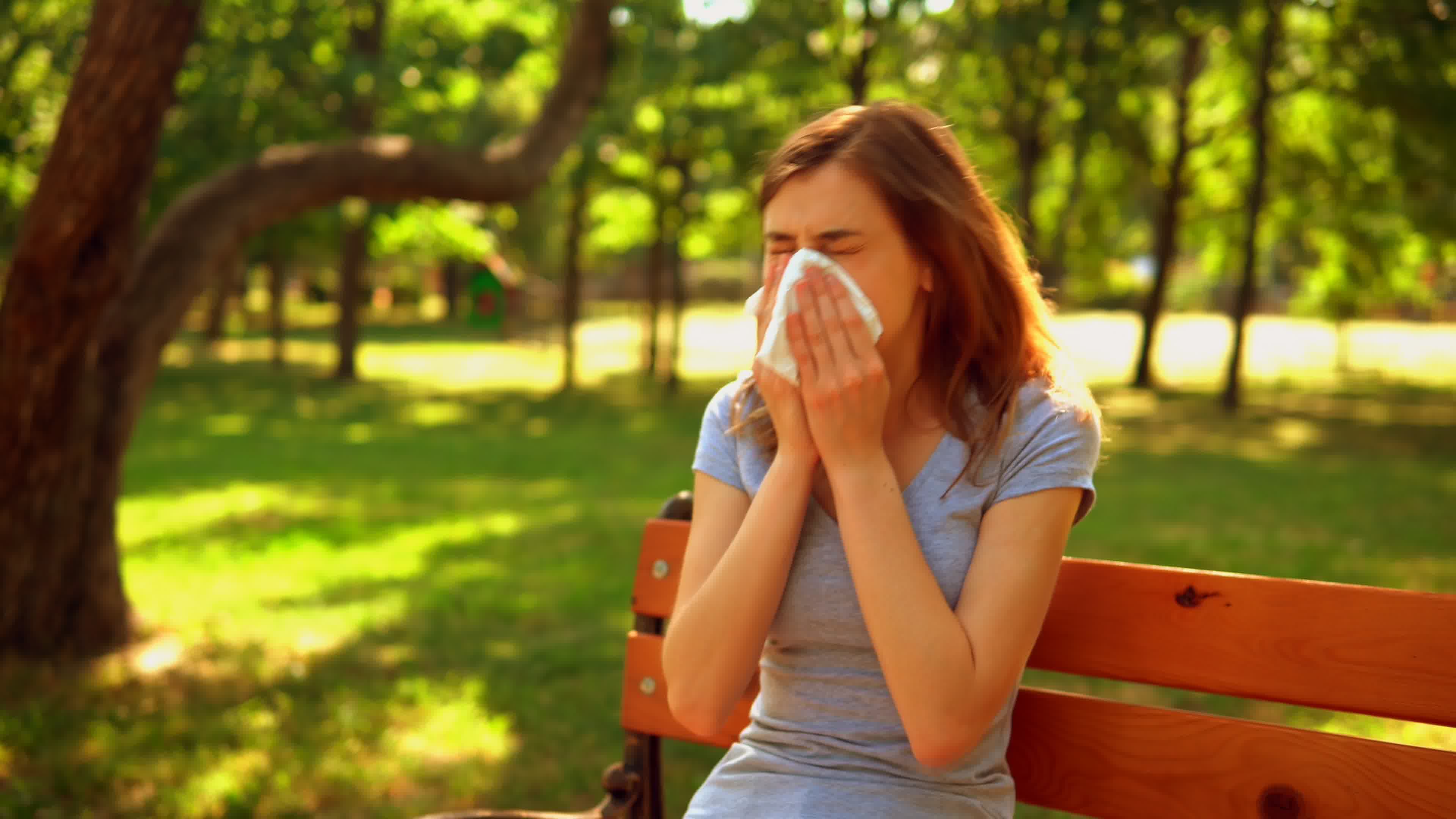 打喷嚏、流鼻涕、鼻塞……过敏性鼻炎“作妖”怎么办？|过敏性鼻炎|鼻塞|花粉_新浪新闻