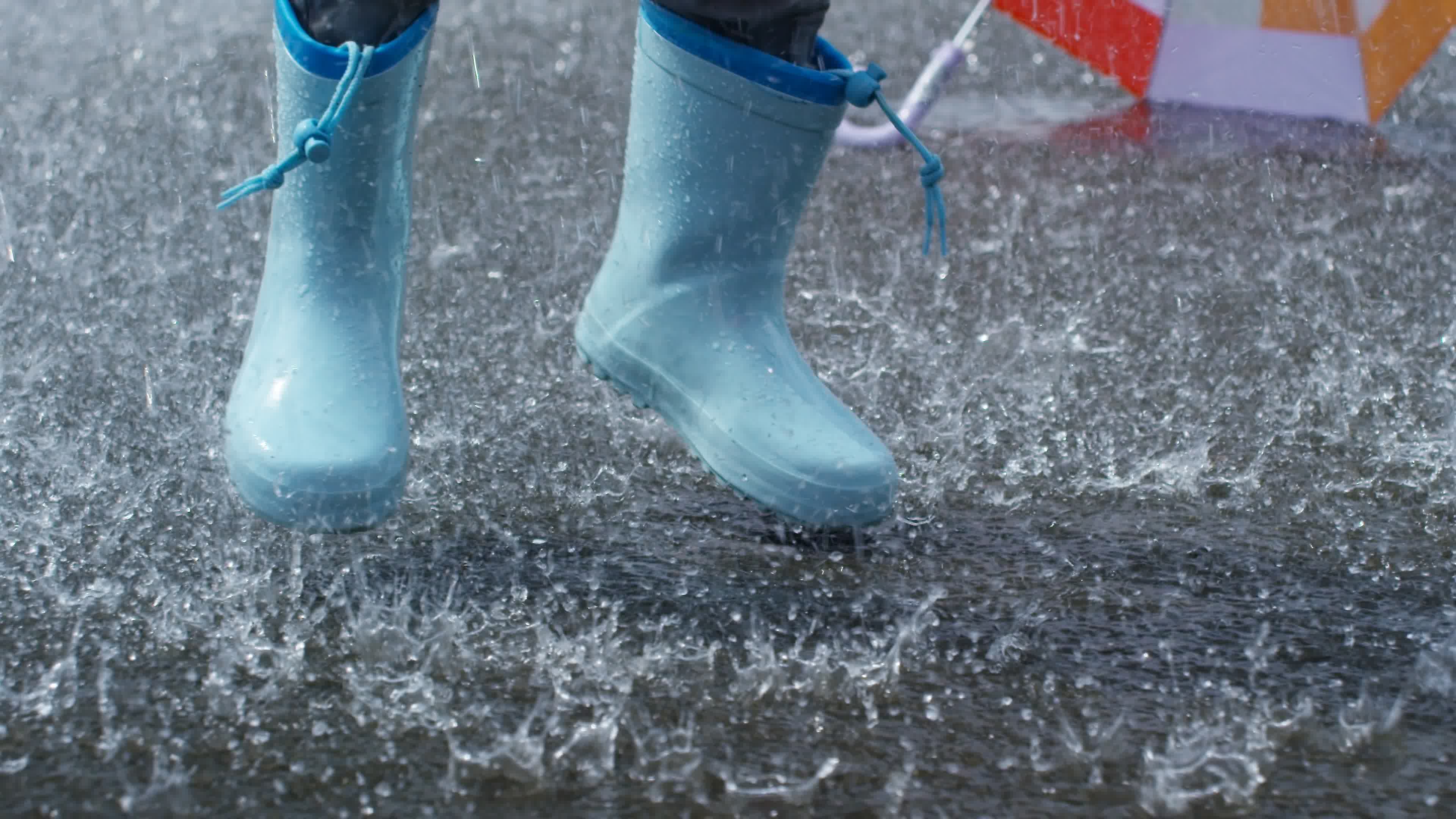 儿童雨中玩耍