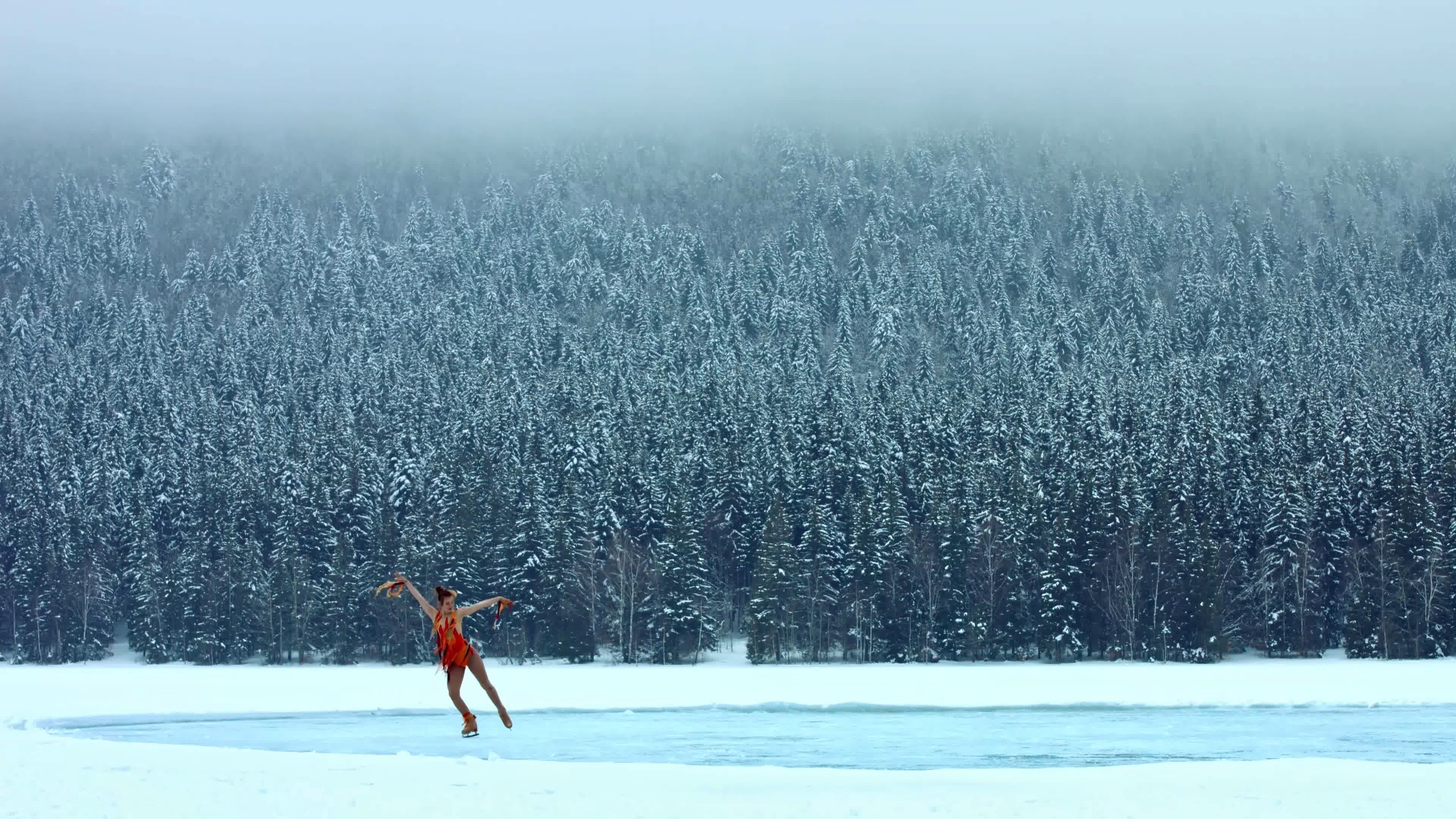 一个女人在溜冰场滑冰的腿。爱好和休闲。冬季运动照片摄影图片_ID:400969473-Veer图库