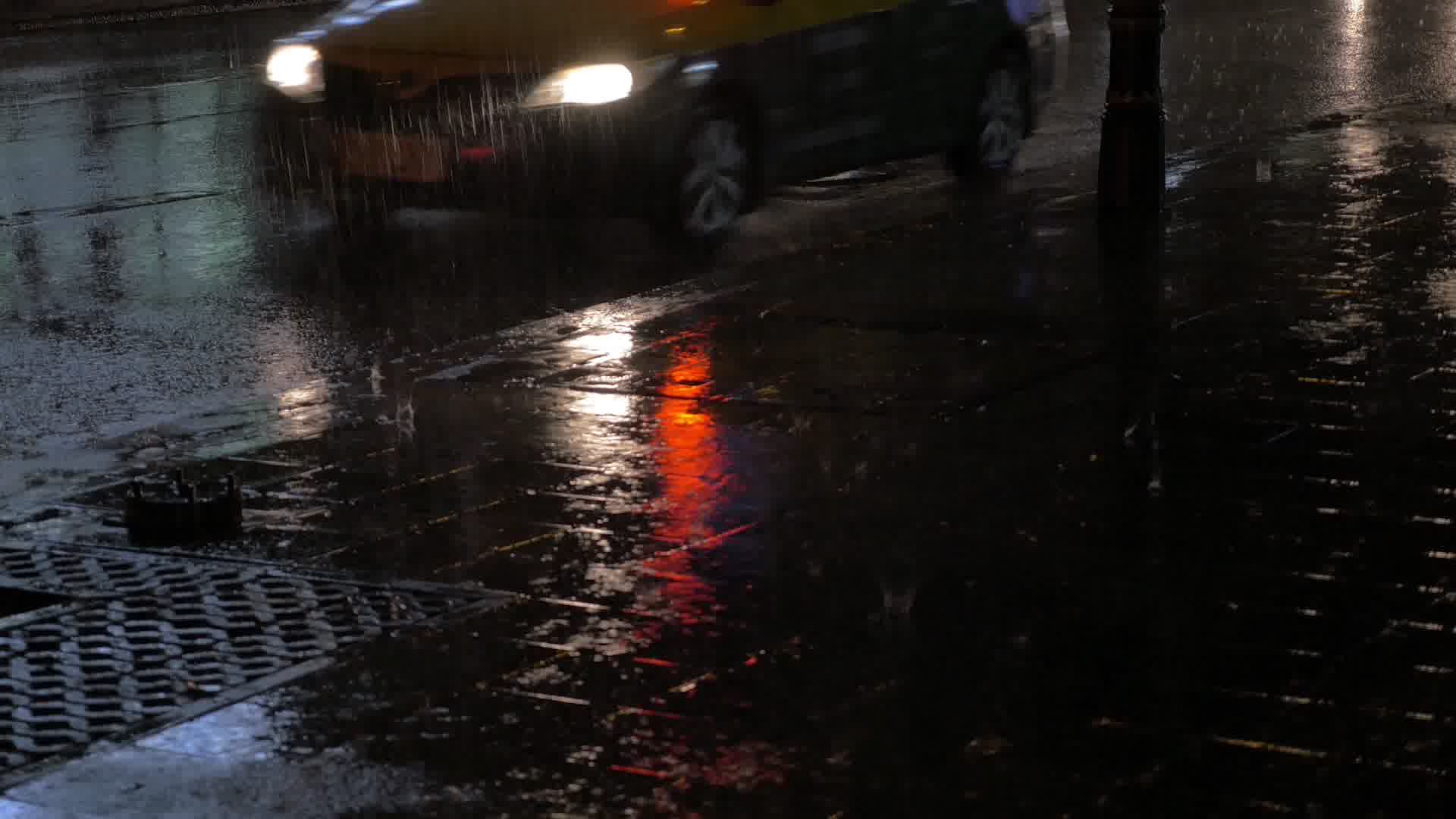 第一视角拍摄大雨中的街头_哔哩哔哩_bilibili