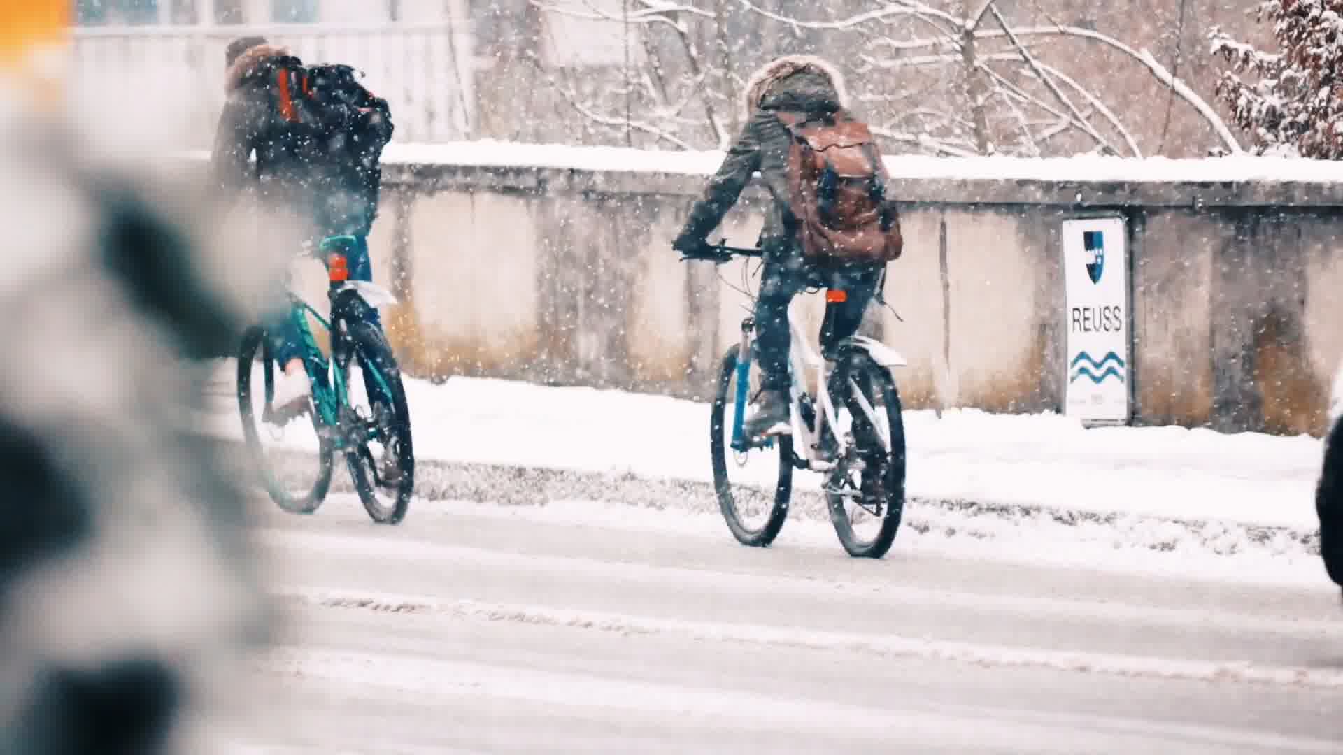 一个人在冬天的公园里骑自行车照片摄影图片_ID:349501203-Veer图库