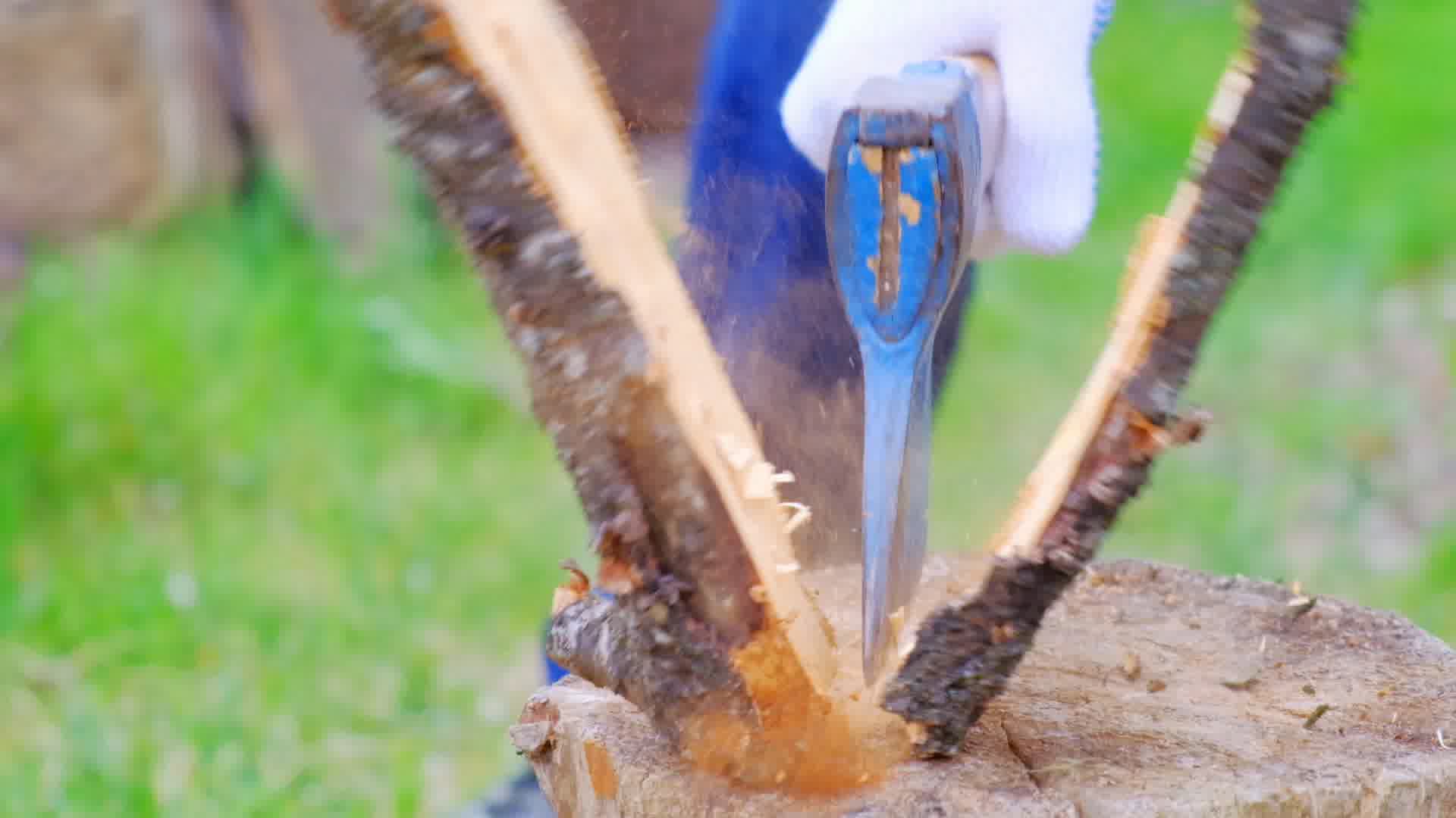 伐木工正在院子里用链锯砍柴照片摄影图片_ID:408050017-Veer图库