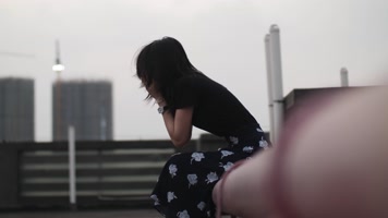 伤感女孩天台发泄情绪呐喊伤感4K视频素材