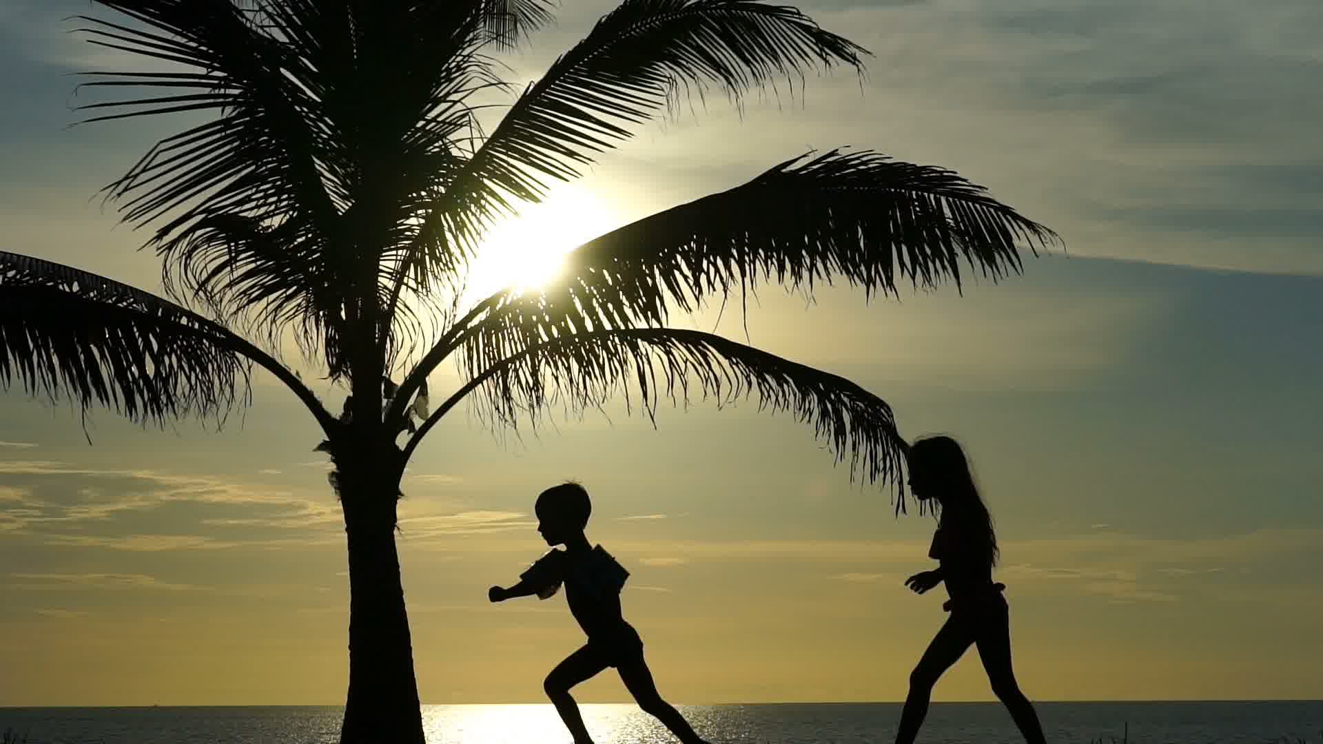 【海边玩耍的小孩摄影图片】海南海口海滩纪实摄影_小天赐草_太平洋电脑网摄影部落