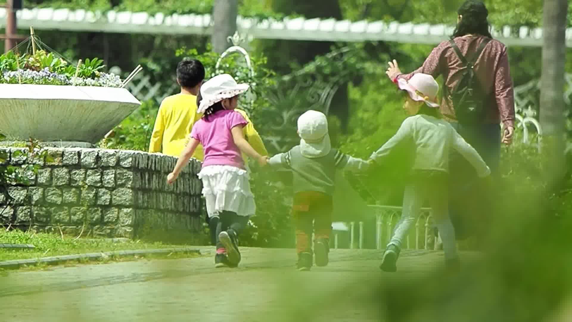 草地上奔跑的孩子们高清摄影大图-千库网