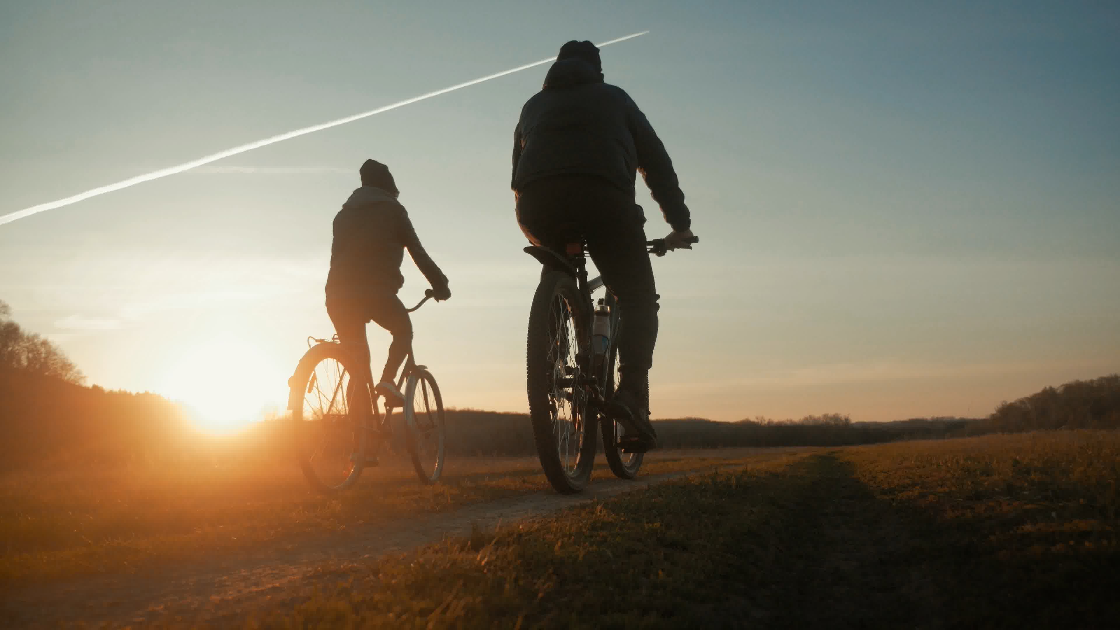 城市自行车——三个人在城市里骑自行车照片摄影图片_ID:305314997-Veer图库