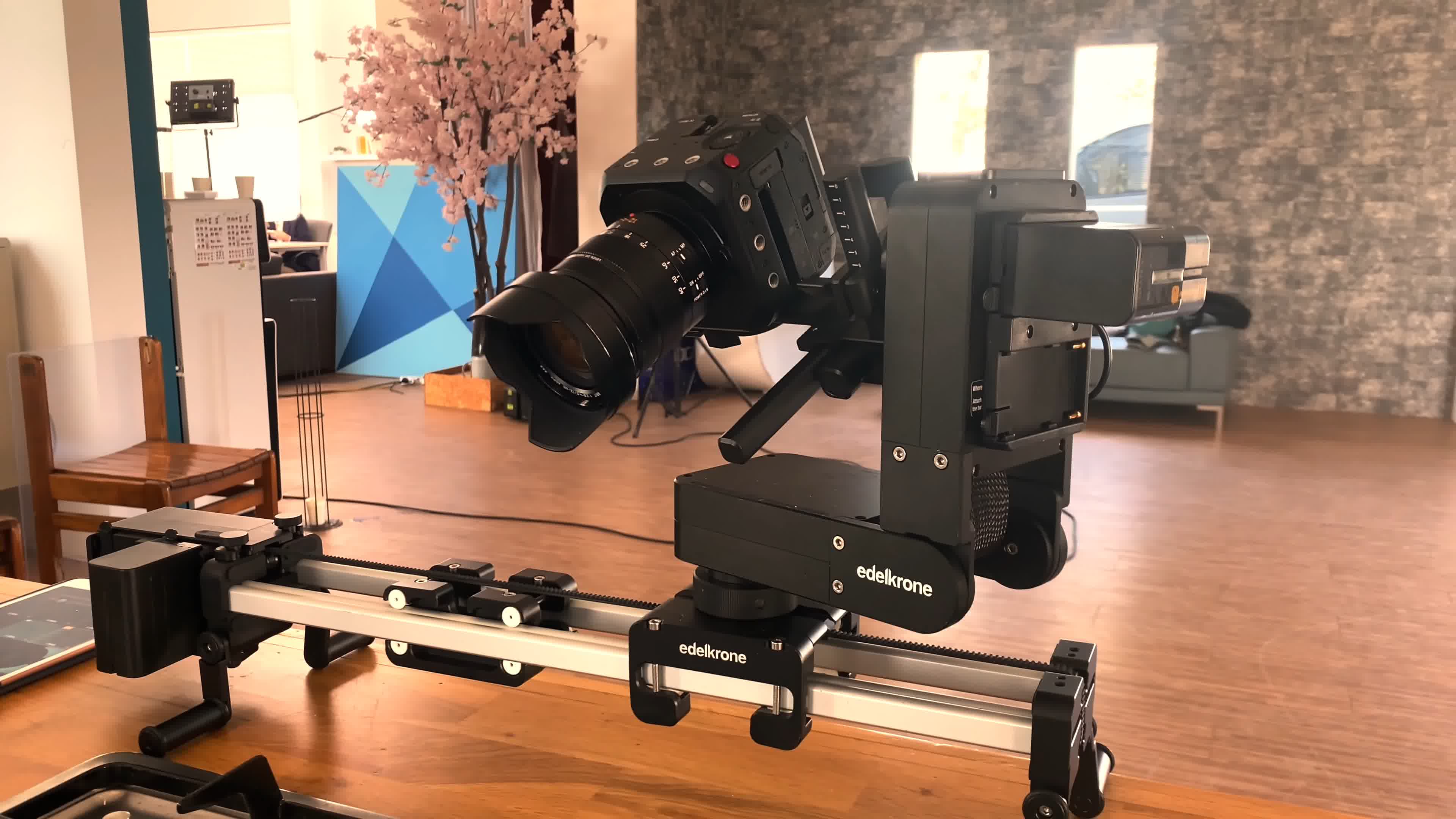 索尼4K摄像机AX700 专注企业视频直播-影像中国网-中国摄影家协会主办