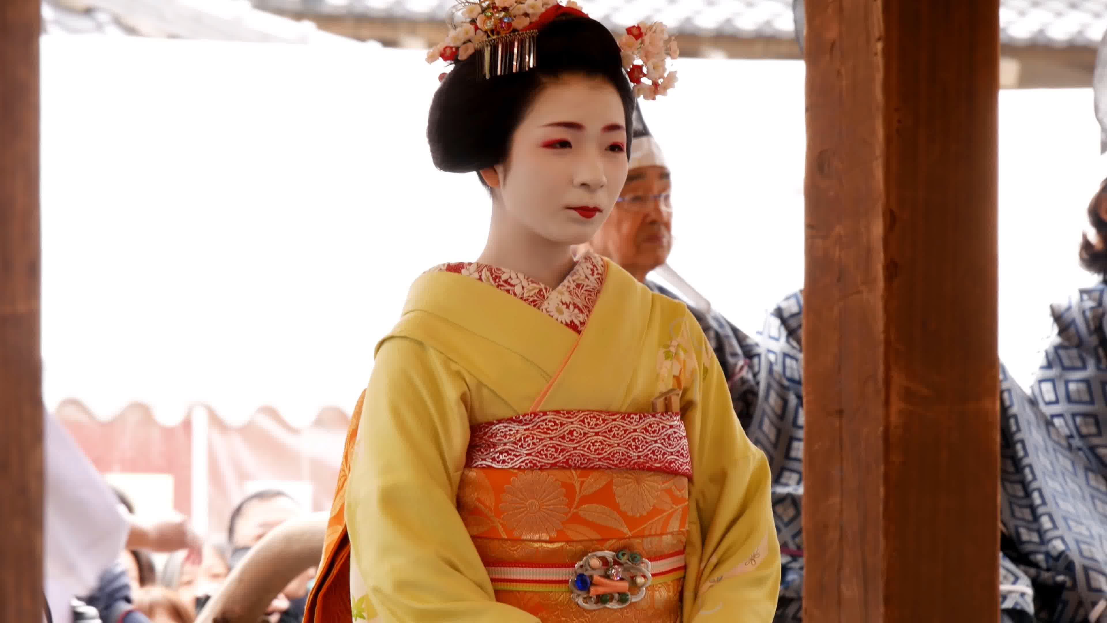 穿日本和服的年轻女人 库存图片. 图片 包括有 典雅, 和服, 调用, 妇女, 产生, 姿势, 风扇, 藏品 - 163651367