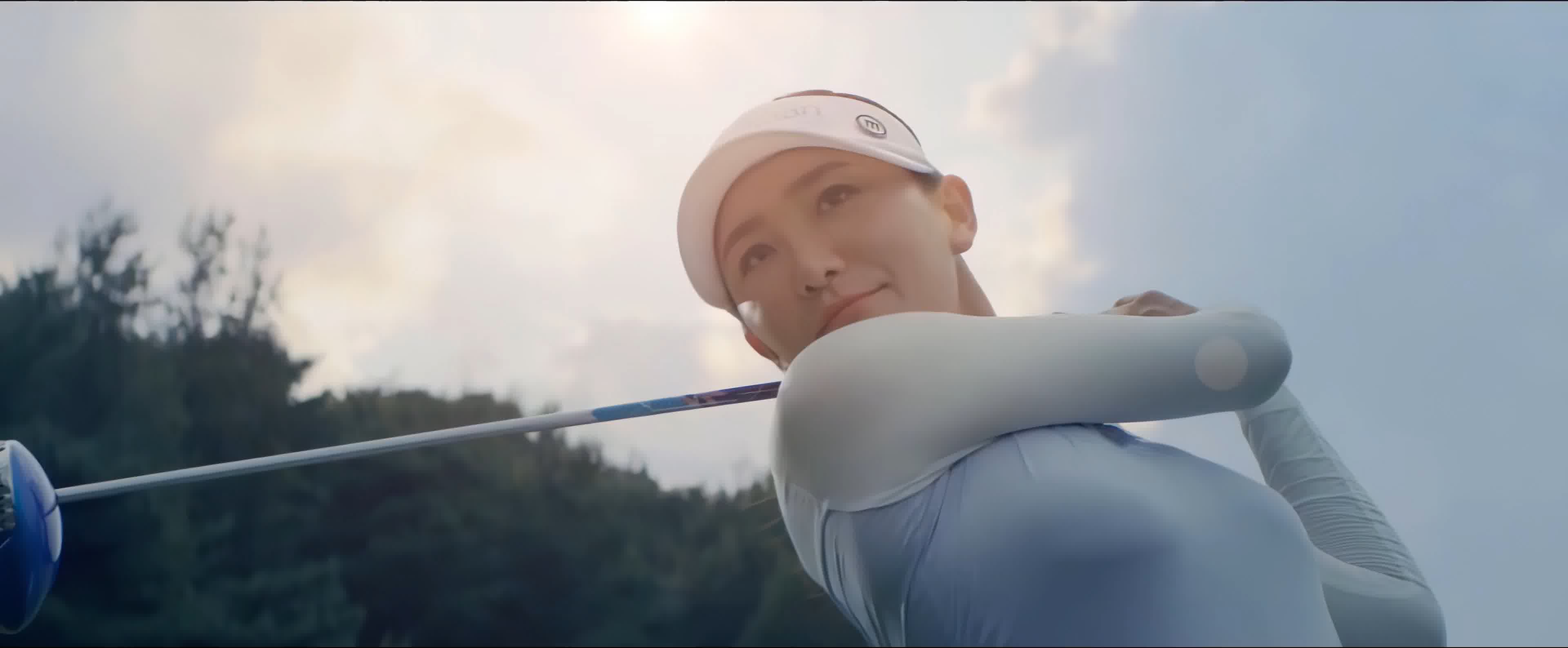 年轻女子打高尔夫-蓝牛仔影像-中国原创广告影像素材