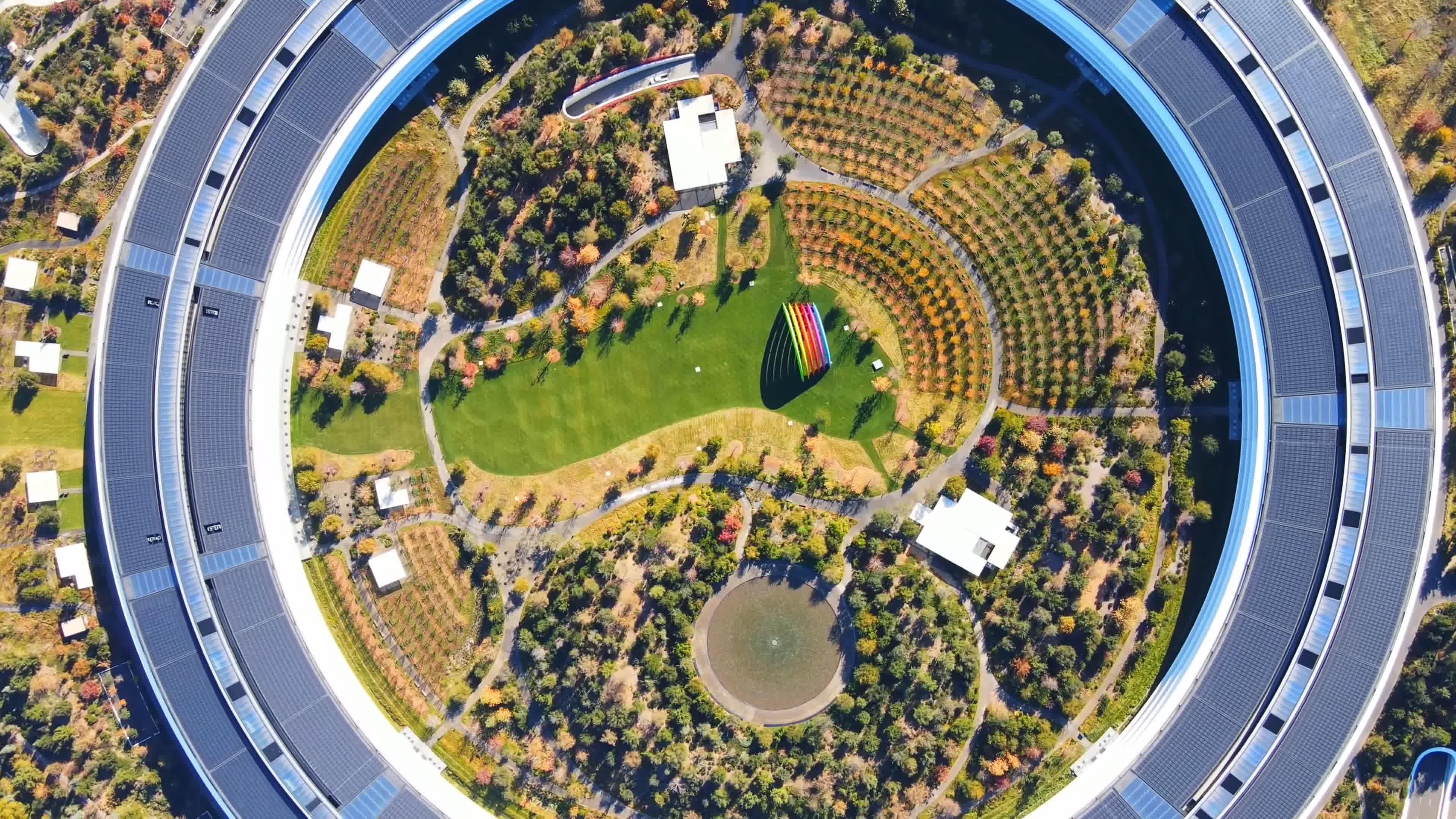 Appleの新本社キャンパス｢Apple Campus 2｣の工事現場の内部を地上から撮影した写真 | 気になる、記になる…