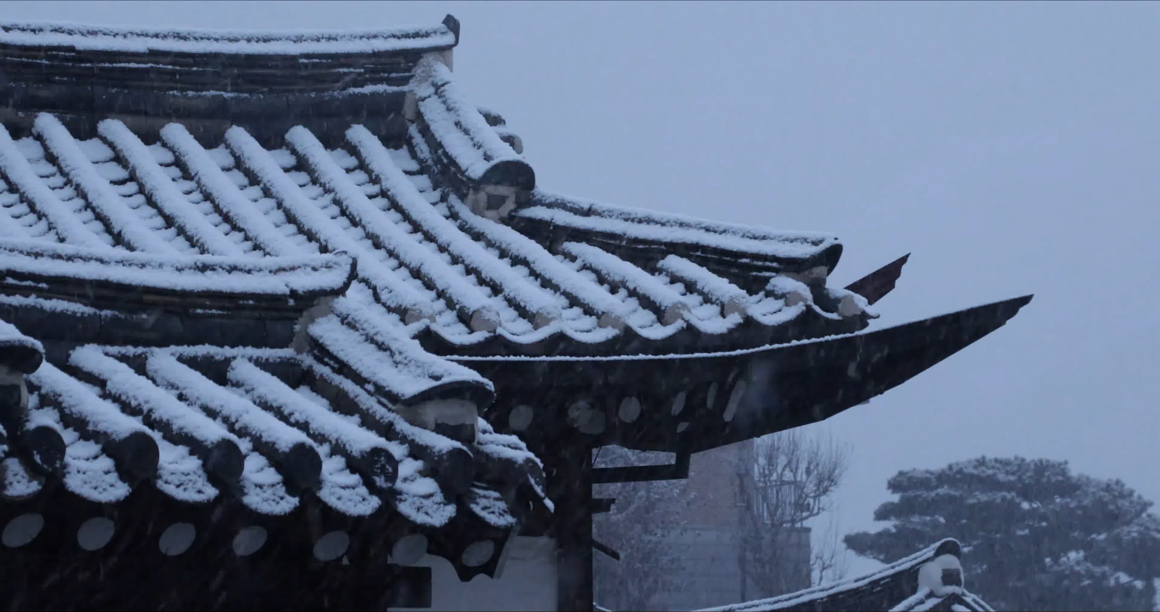 唯美雪景庭院下雪寺庙下雪视频素材