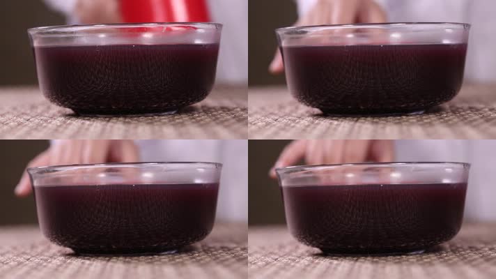实拍紫米黑米泡水熬粥掉色实验 (2)