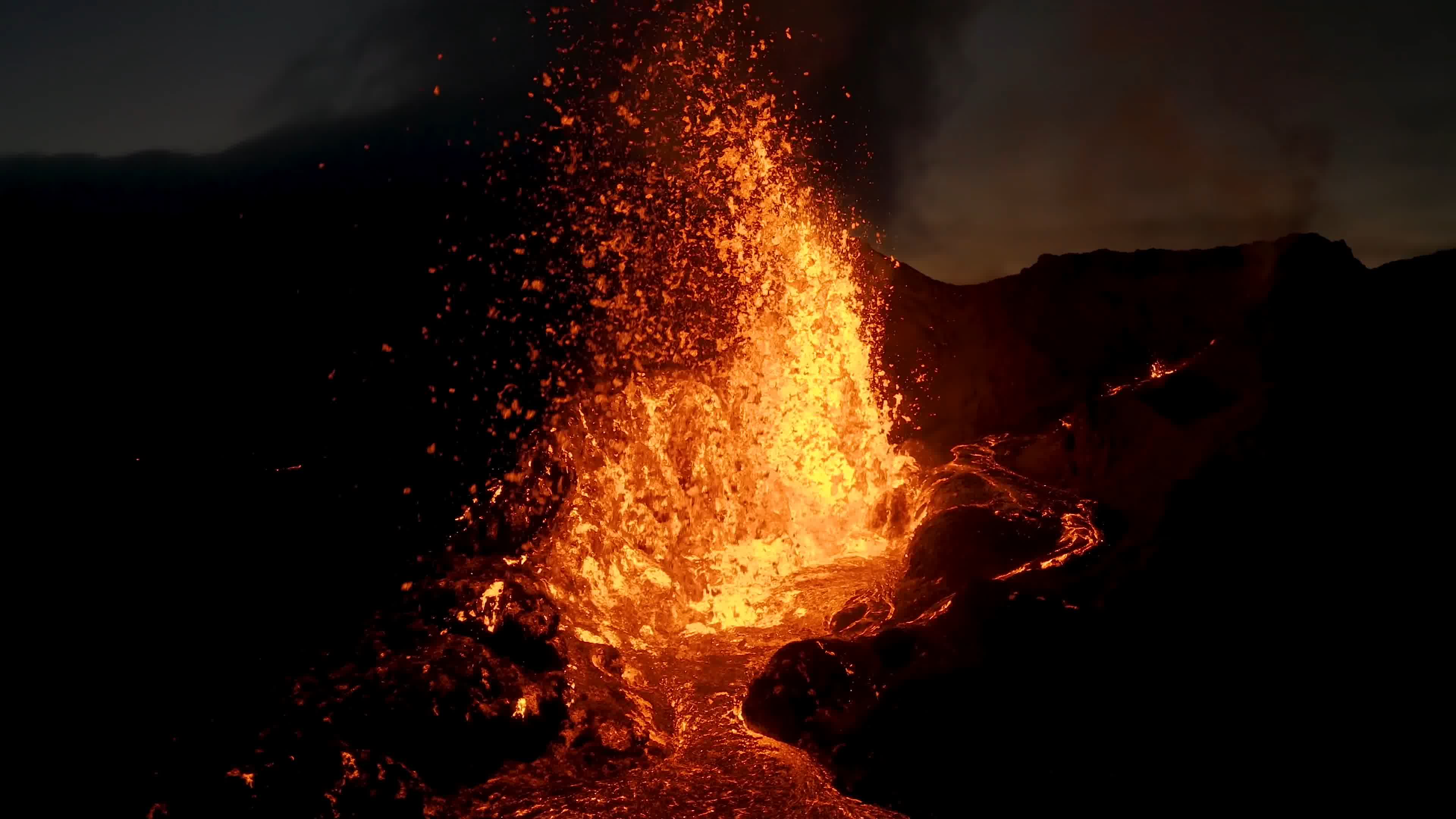 火山爆发，火山喷发，远拍视频素材,延时摄影视频素材下载,高清3840X2160视频素材下载,凌点视频素材网,编号:471238