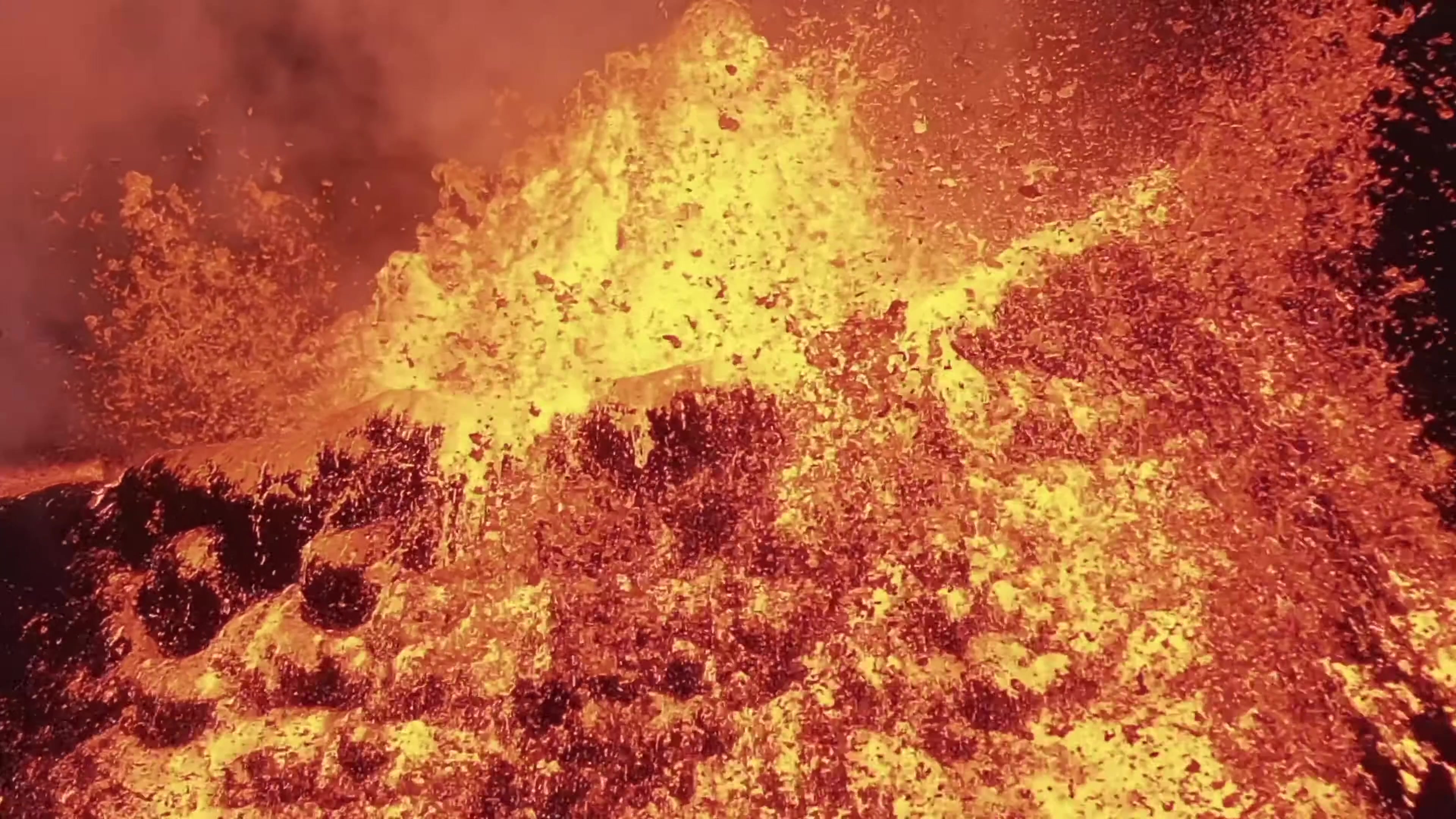 火山爆发火山口沸腾熔岩飞溅岩浆流淌视频素材