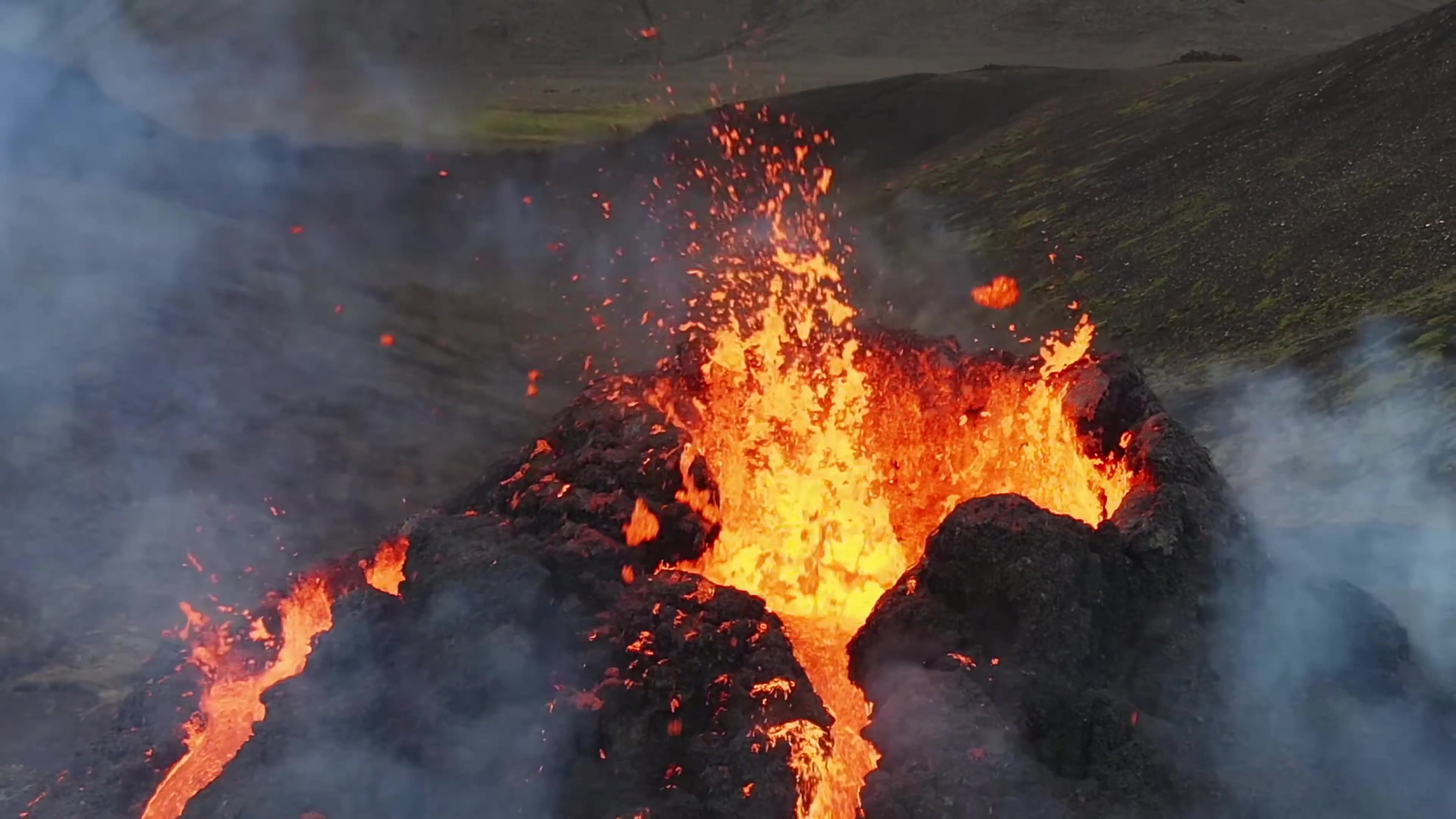 火山爆发，火山口沸腾熔岩飞溅岩浆流淌视频素材,延时摄影视频素材下载,高清3840X1876视频素材下载,凌点视频素材网,编号:483858