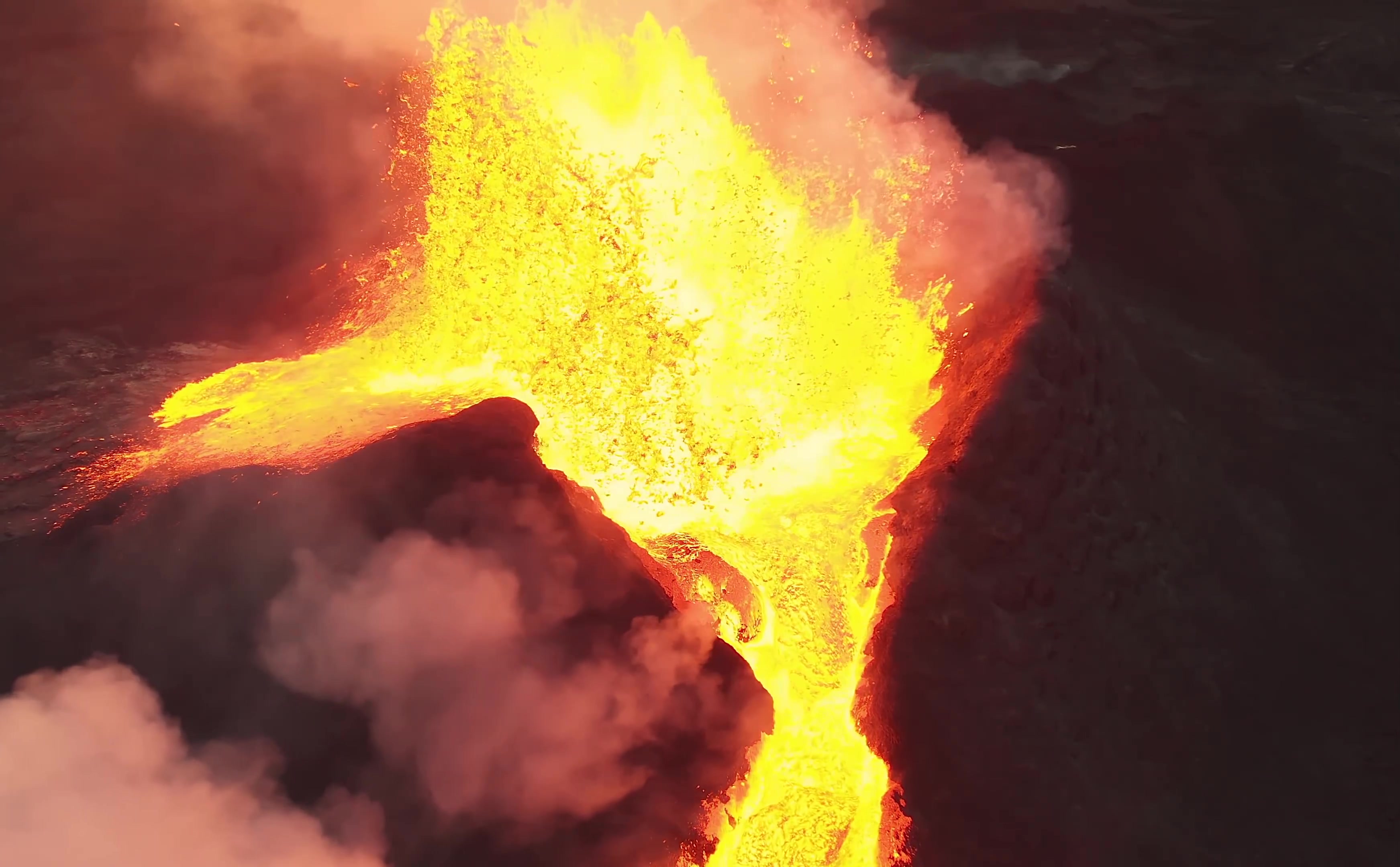 火山爆发，火山口沸腾熔岩飞溅岩浆流淌视频素材,延时摄影视频素材下载,高清3840X2160视频素材下载,凌点视频素材网,编号:471217