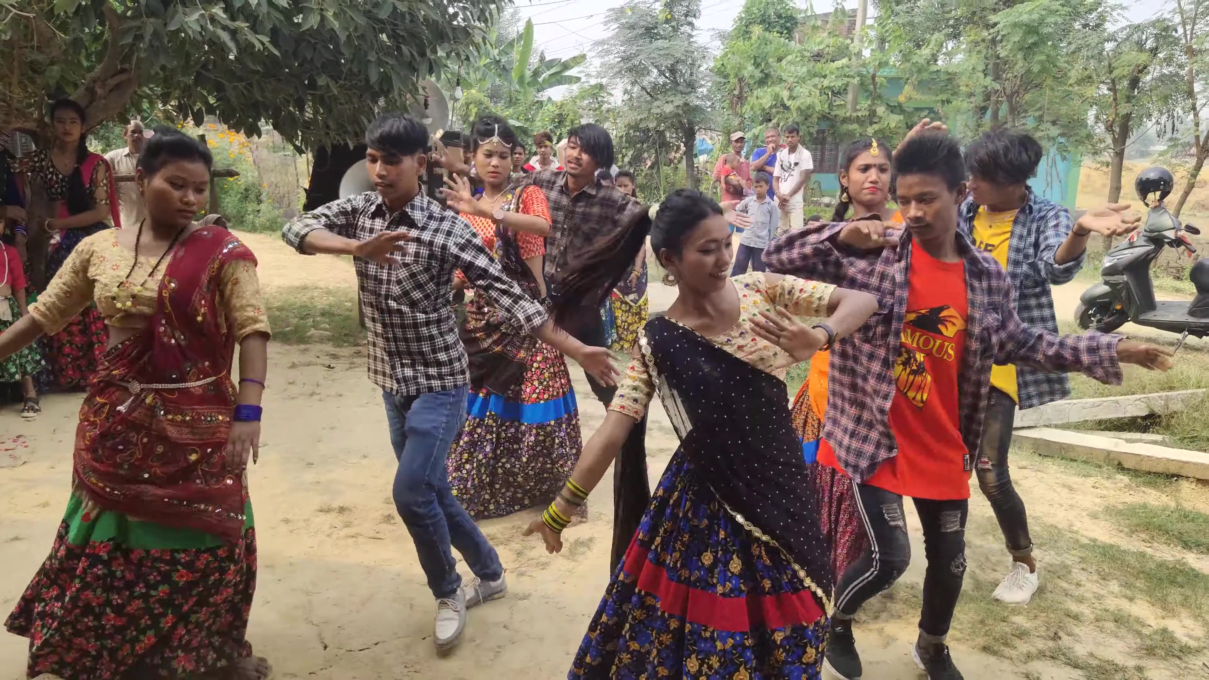 跳舞传统舞蹈的尼泊尔妇女在Chitwan，尼泊尔 编辑类库存图片. 图片 包括有 尼泊尔语, 尼泊尔, 莎丽服 - 60238909