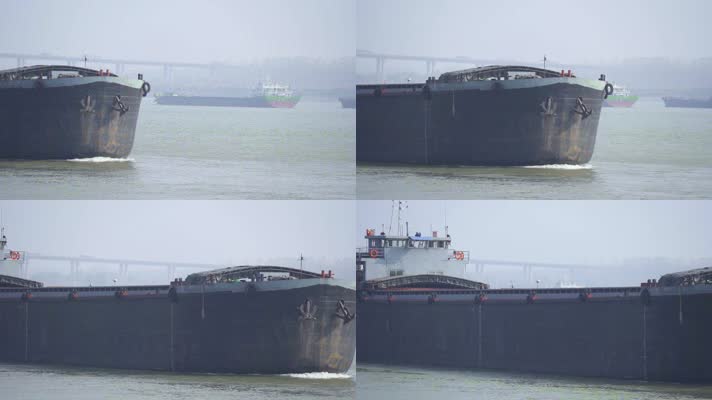 长江中航行的巨型货轮