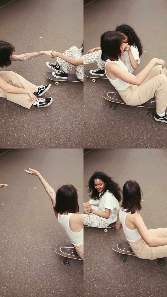 两个女孩玩滑板