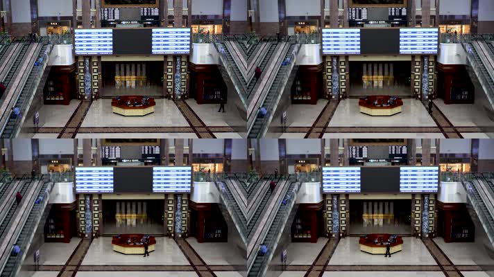 北京站空旷的大厅列车时刻表