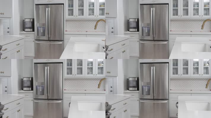 冰箱在干净的白色现代厨房里