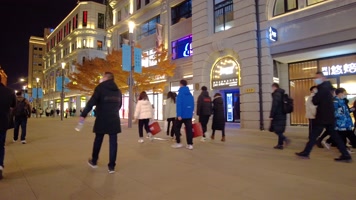 上海外滩夜晚南京路步行街夜景人流视频素材90