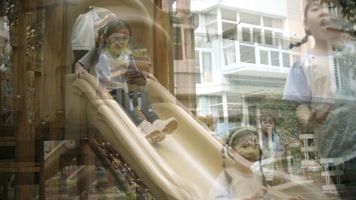 小朋友滑滑梯 六一儿童节