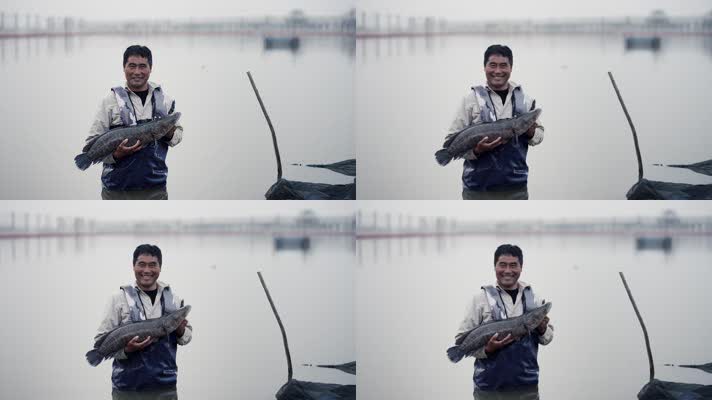 渔民抱着鱼笑