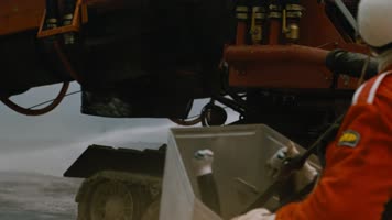  两伊战争消防员高压水枪灭火抢险救灾