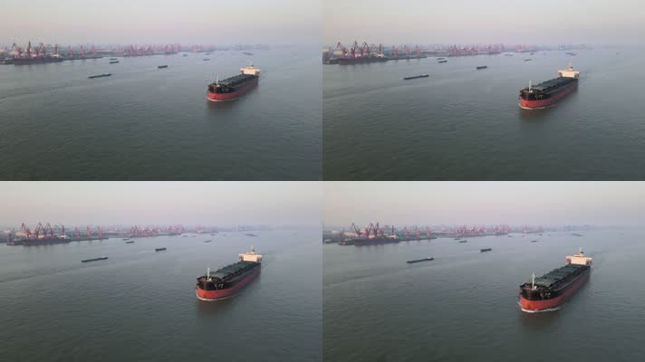 长江码头前沿在行散货船